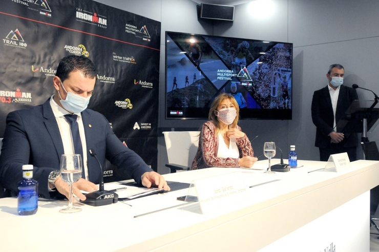 El ministre de Presidència, Economia i Empresa, Jordi Gallardo, la cònsol major d'Andorra la Vella, Conxita Marsol, i el director regional d'Ironman al sud d'Europa, Agustí Pérez, durant la presentació de les dues proves que la capital acollirà en el marc de l'Andorra Multiesport Festival.